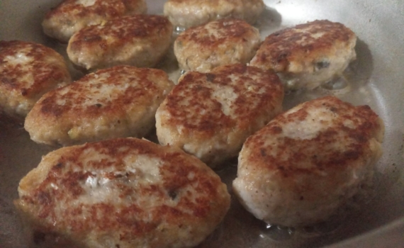 Сочная котлета с хрустящей корочкой: как избежать ошибки, которая губит вкус — вот запретный прием