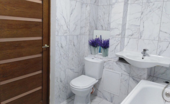 Стала засыпать соль в унитаз — и забыла о запахах и налёте: простой приём облегчит уборку Стала засыпать соль в унитаз — и забыла о запахах и налёте: простой приём облегчит уборку