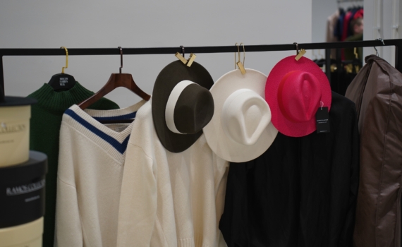 Не оверсайз, а вот что: 3 фасона свитеров 2026, которые не добавят полноты после 45 Не оверсайз, а вот что: 3 фасона свитеров 2026, которые не добавят полноты после 45